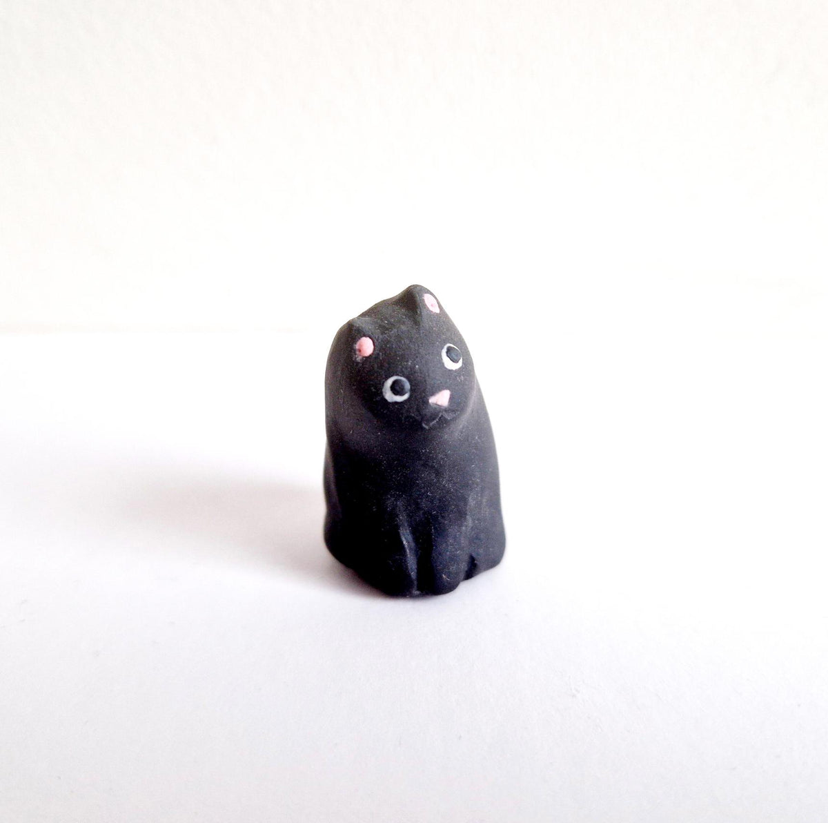 Pieni musta kissa, keraaminen minifiguuri
