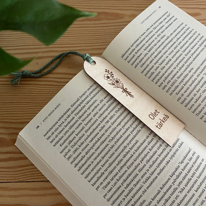 Puinen kirjanmerkki äidille tai muulle tärkeälle henkilölle (eri värejä ja tekstejä)