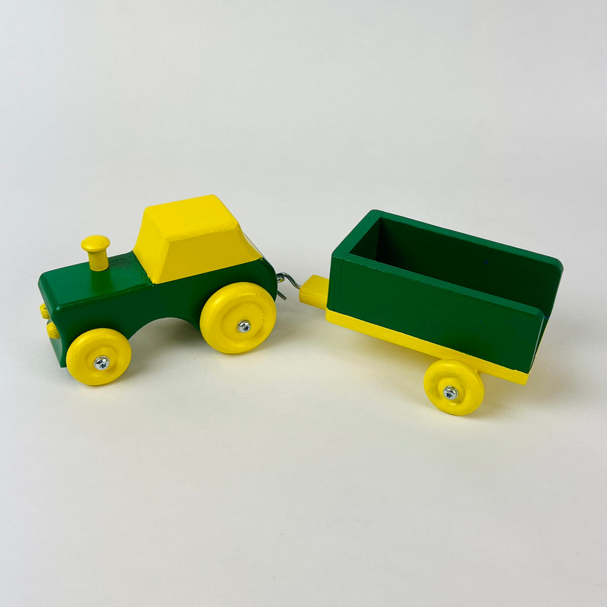 Puinen traktori peräkärryllä (eri värejä)