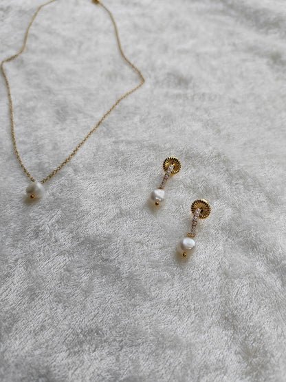 Pearl necklace, made of genuine freshwater pearls