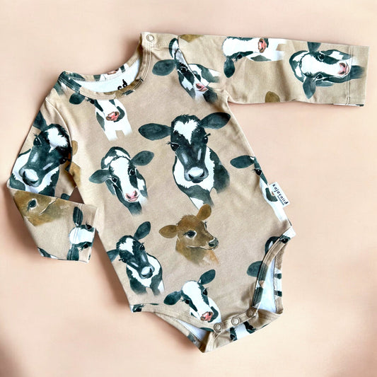 Kajavalla Handmade vasikat vauvojen body Kaarnavillan verkkokaupassa