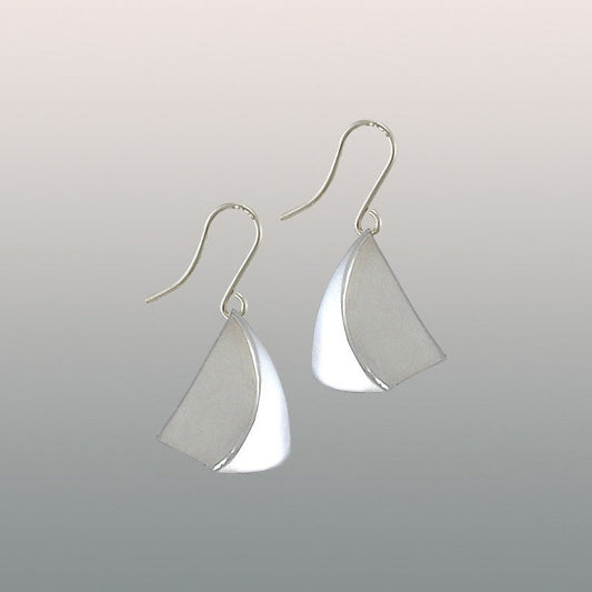 Sirokorun Myötätuulessa-korvakorut ekohopeaa Kaarnavillan verkkokaupassa