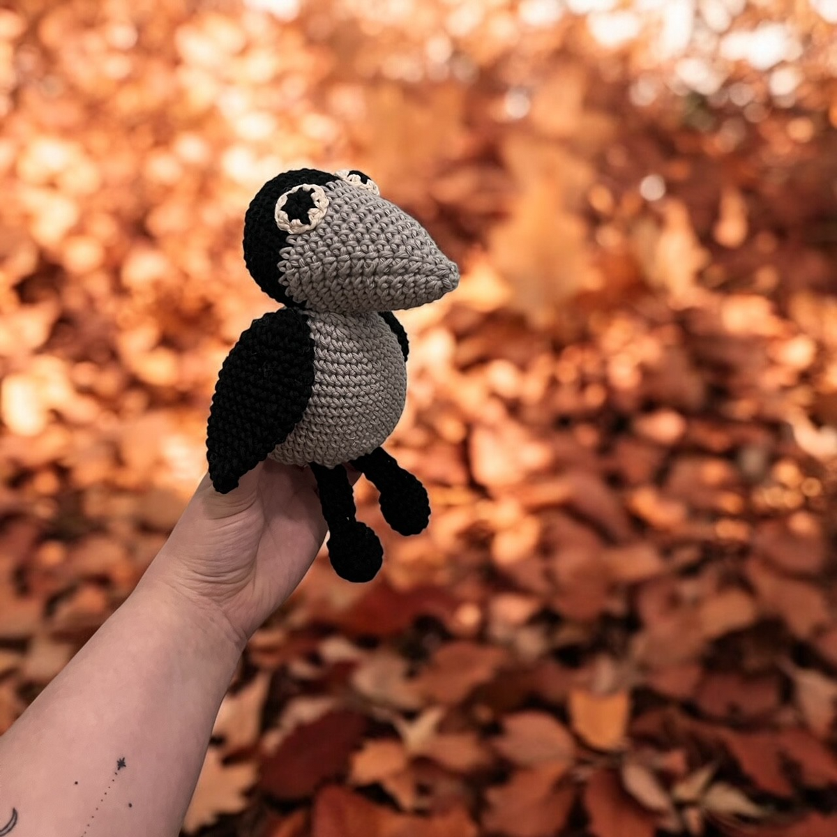 Veikeä Varis -pehmolelu, 100 % puuvillaa TILAUSTUOTE