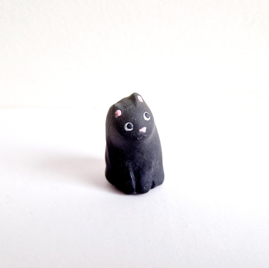 Pieni musta kissa, keraaminen minifiguuri