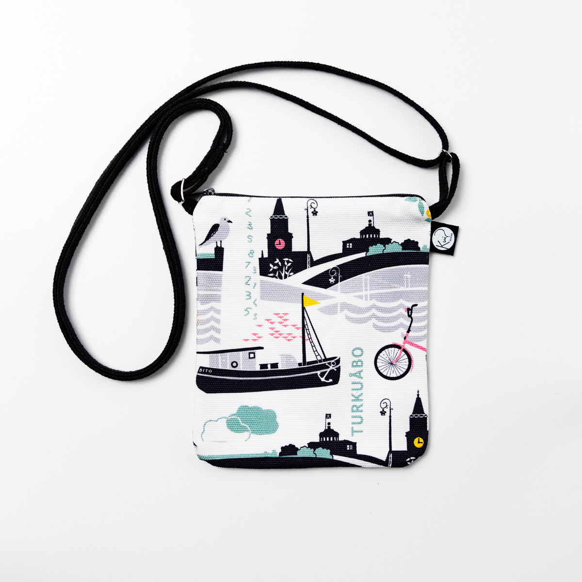 Kui designin Tälpual ja toispual-pikkulaukku. Pohjaväri valkoinen, Roosan värisiä Turku-aiheisia kuvia.