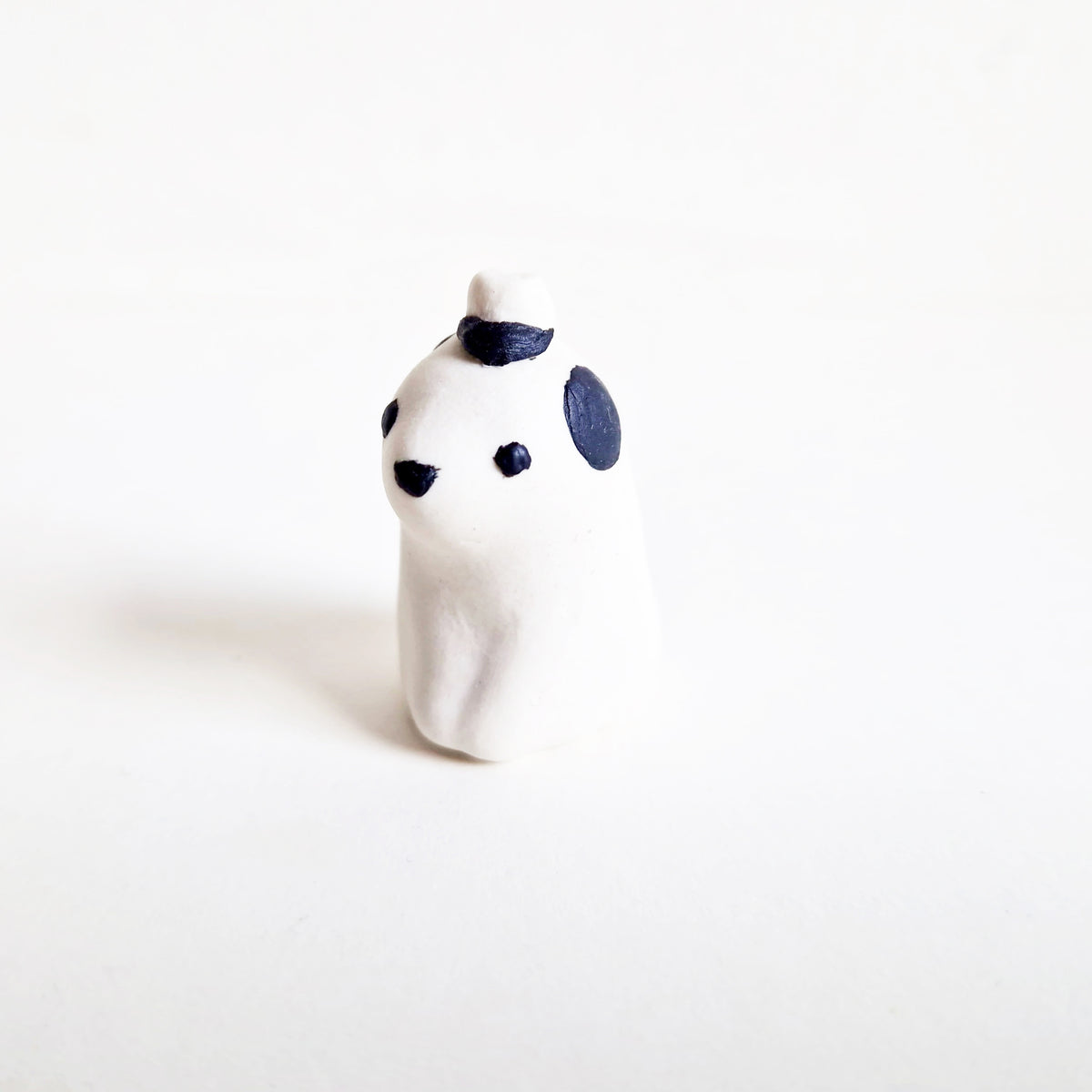 Small student dog, ceramic minifigure with graduation cap